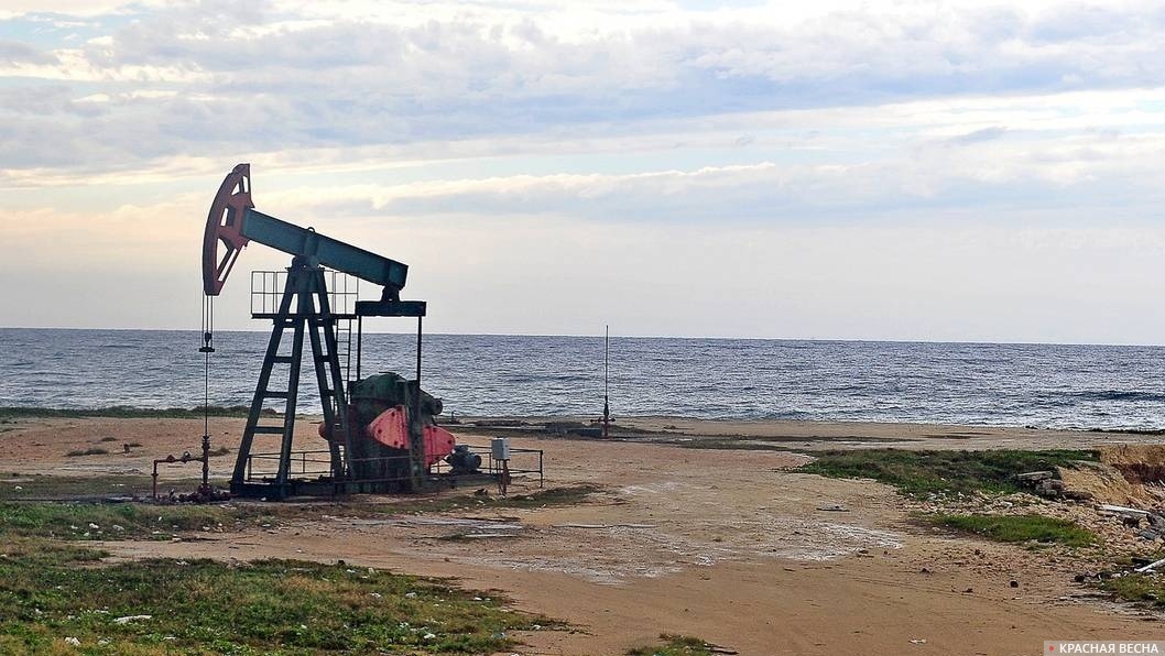 Нефтяная качалка на берегу Мексиканского залива. Куба