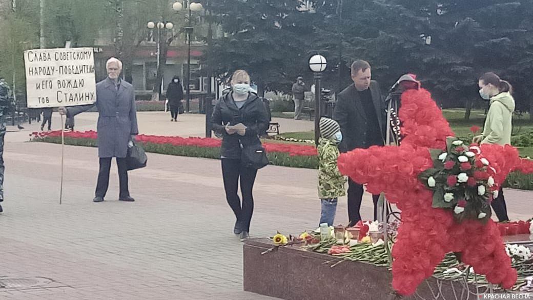 Калужане несут цветы к могиле Неизвестного солдата в день 75-летия Великой Победы
