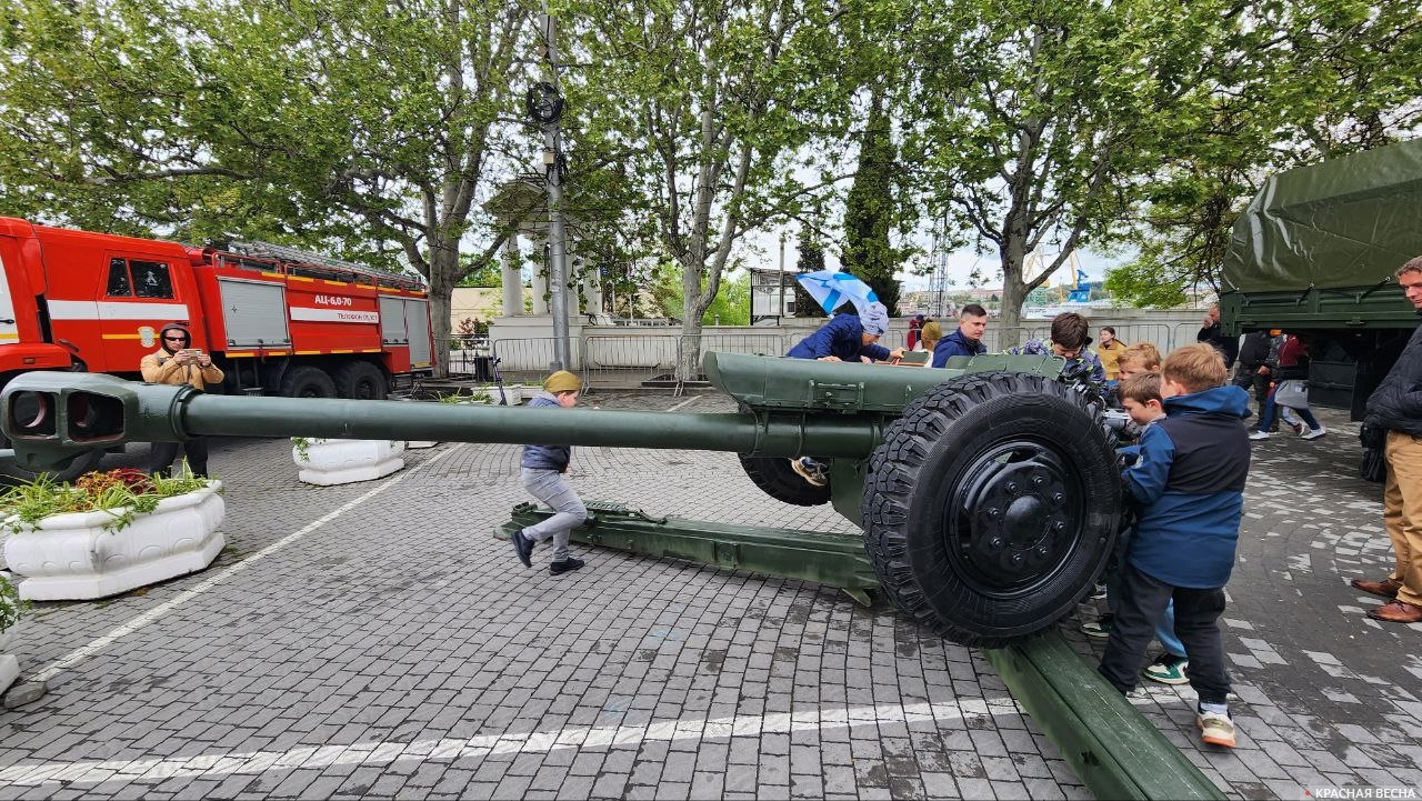 Военная техника на площади Нахимова в Севастополе