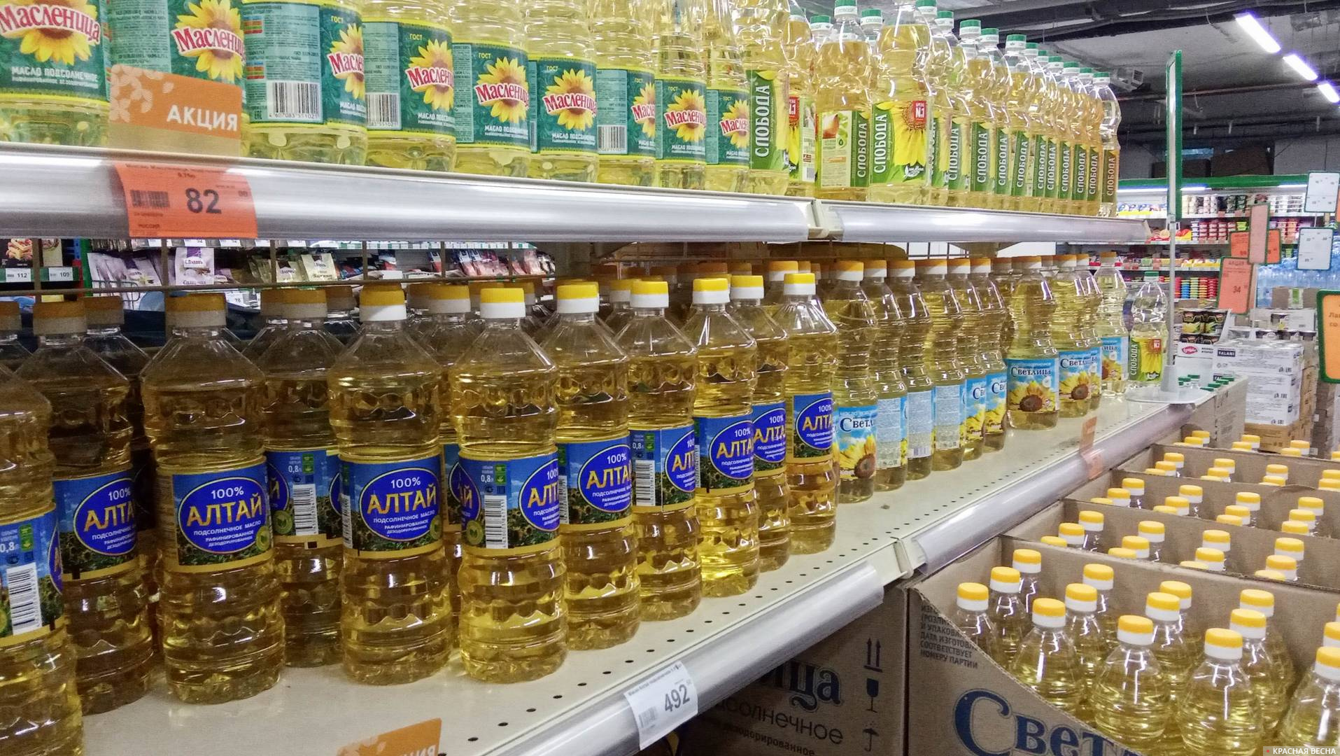 Подсолнечное масло на прилавке супермаркета