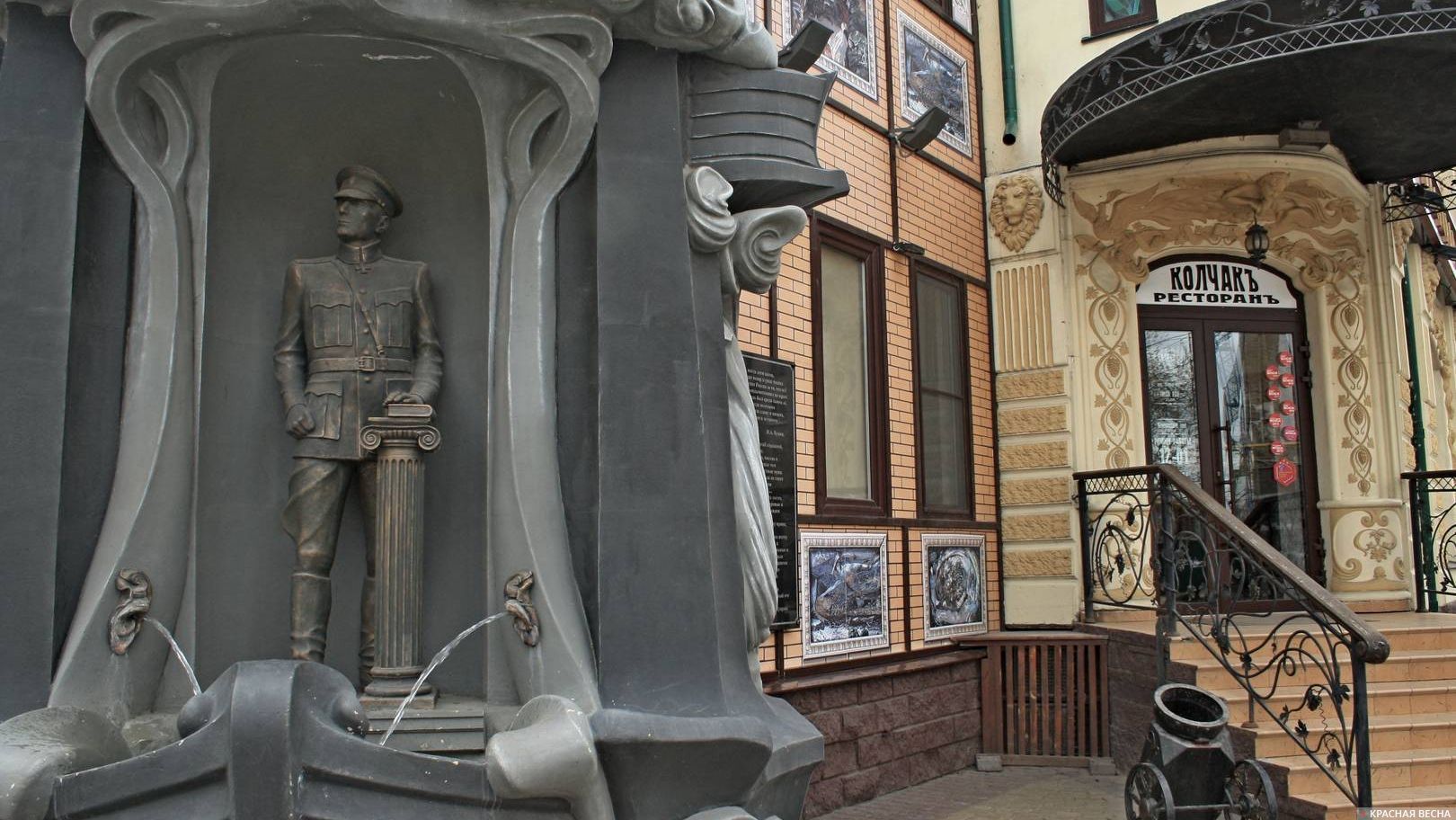 Статуя А.В. Колчака у ресторана «Колчак». Омск