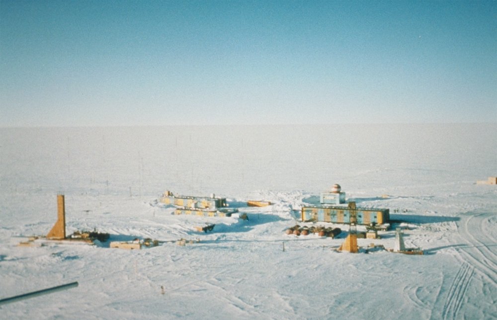 Панорамный вид на российскую станцию Восток, Антарктида, 2001 год