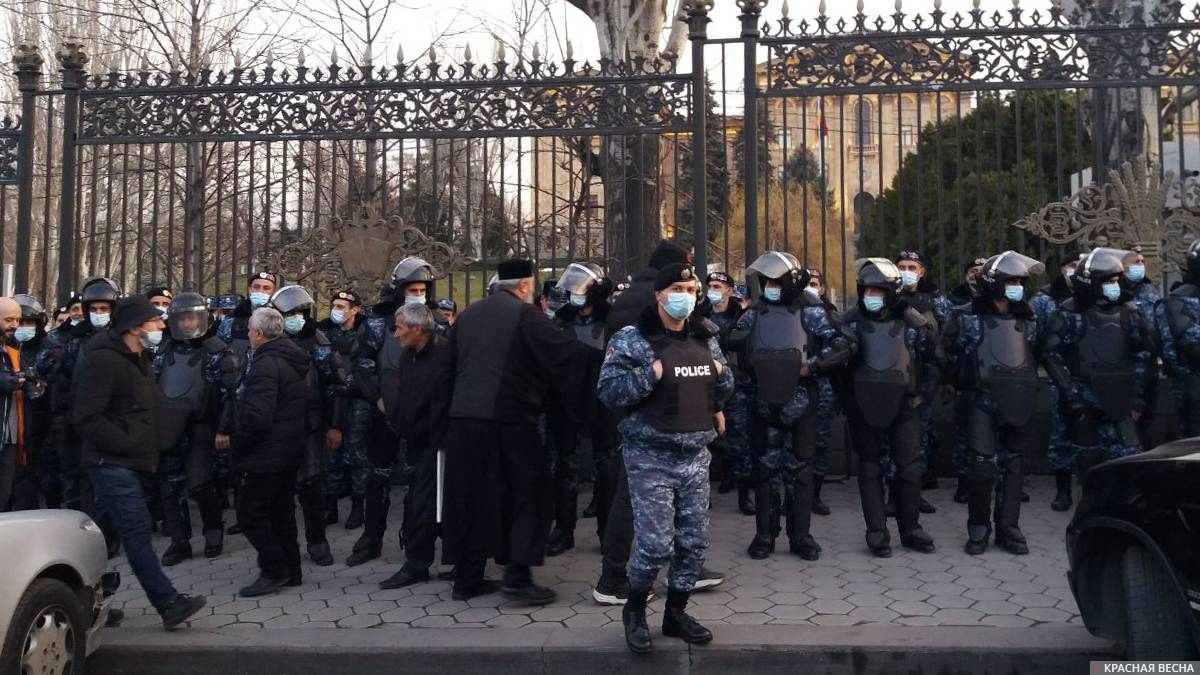 25.02.2020 Ереван, полицейское оцепление у здания парламента