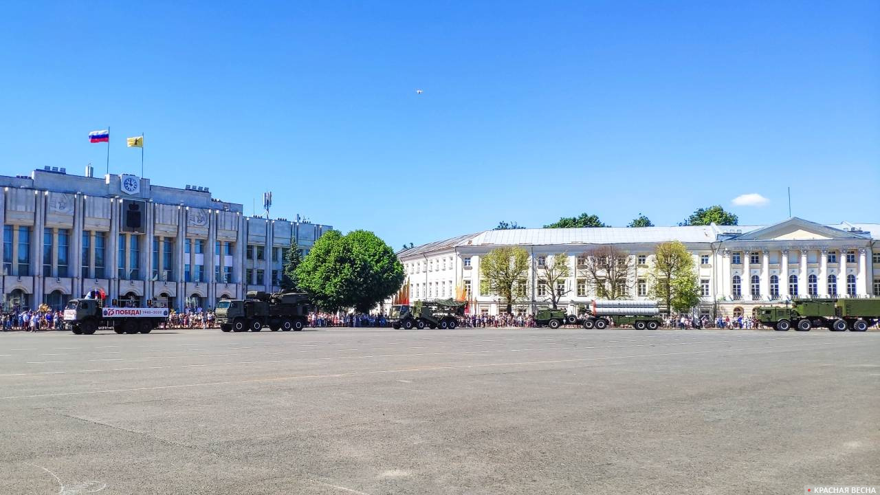 На Советскую площадь въезжает военная техника