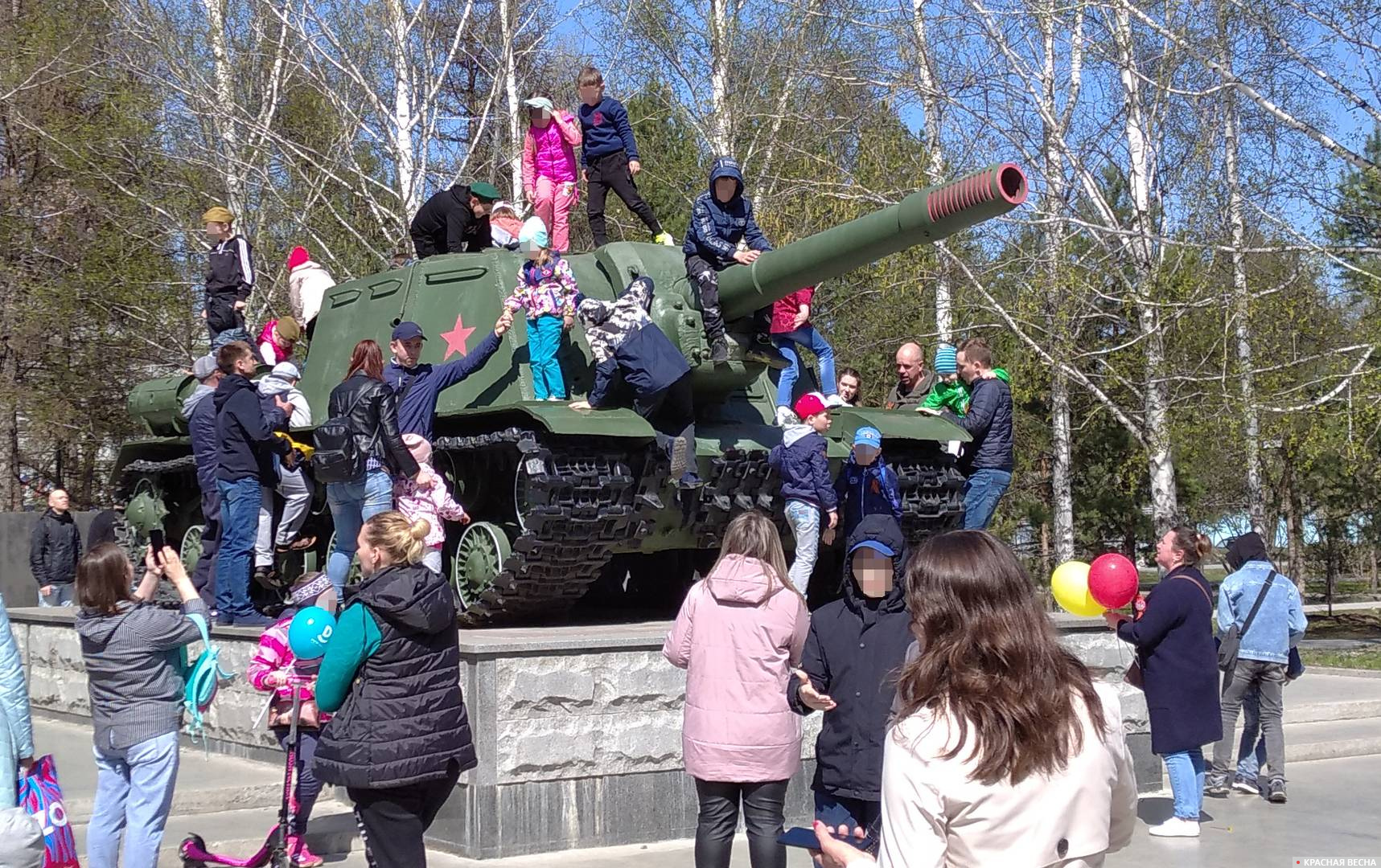 Дети на cамоходно-артиллерийской установке ИСУ-152