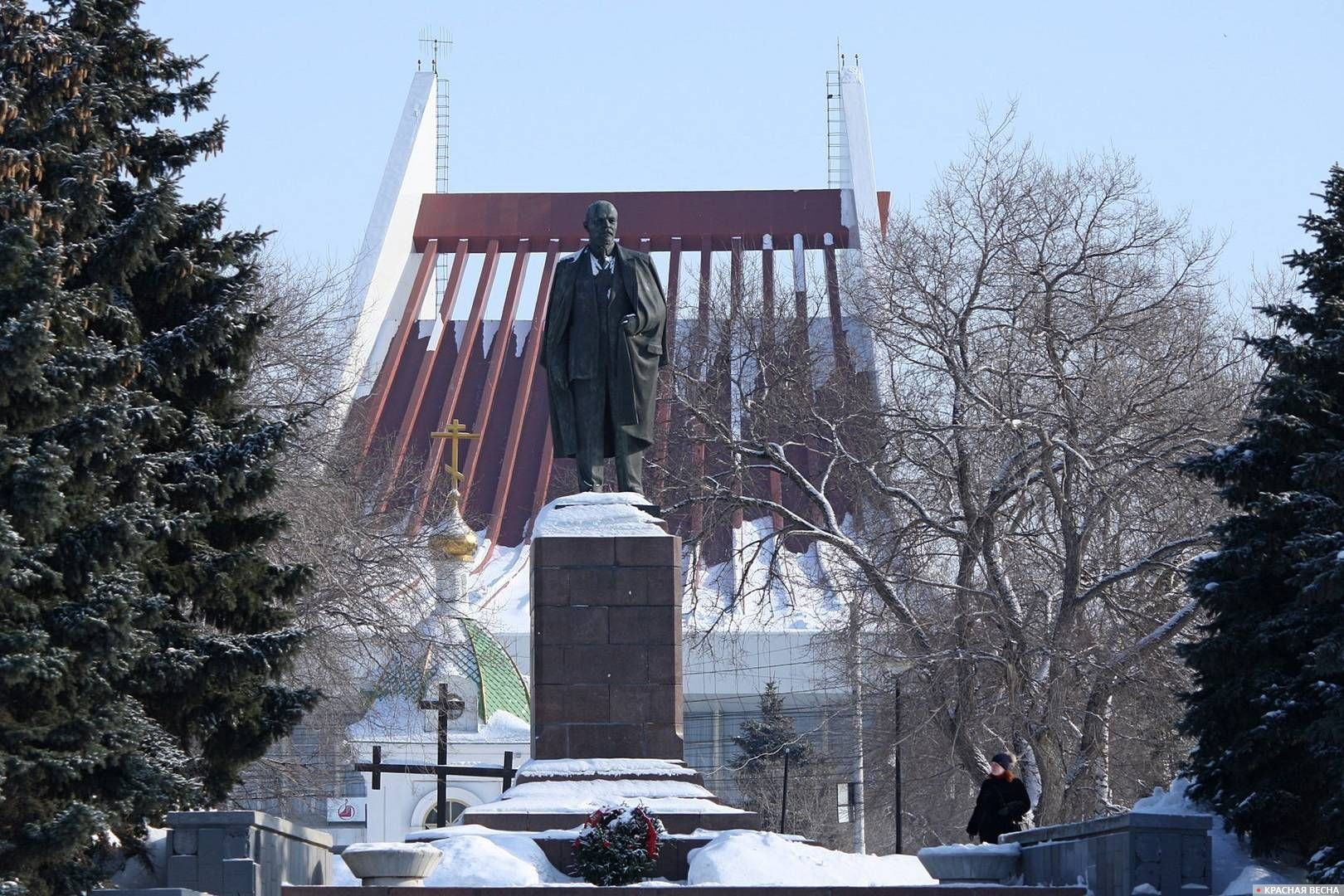 Памятник В. И. Ленину на фоне часовни Ильи Пророка. Омск