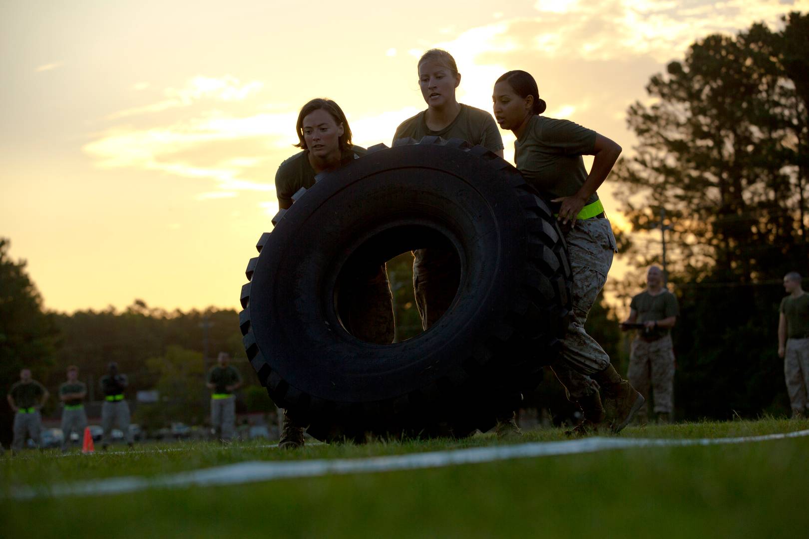 Женская команда на соревнованиях морской пехоты США по исполнению теста по боевой пригодности в Кэмп-Лежен, Северная Каролина