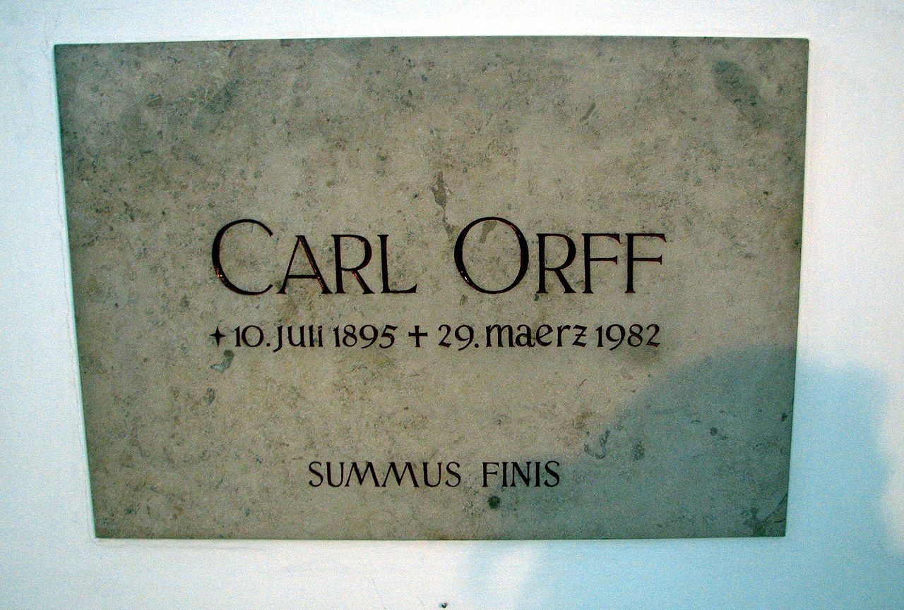 Табличка на могиле Карла Орфа