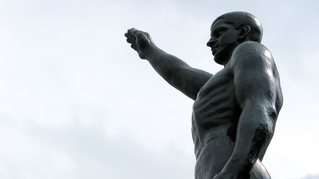 Статуя спортсмена на Олимпийском стадионе в Амстердаме