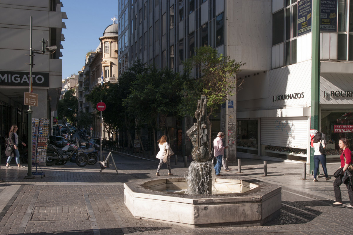 Улица, фонтан, Греция. Афины (Олег Филиппов © ИА Красная Весна)