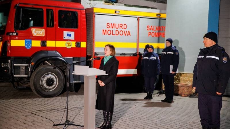 Президент Молдавии Майя Санду выступает с напутствием пред спасателями