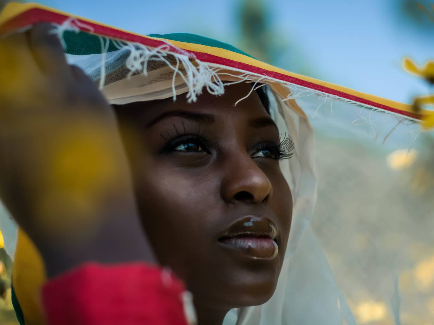 Женщина в платке с флагом Эфиопии