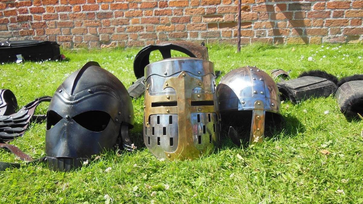 Шлемы на траве