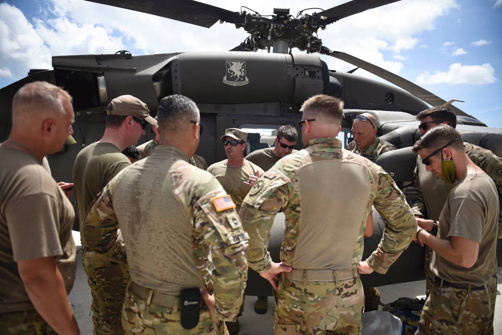 Военнослужащие США проходят инструктаж перед вылетом