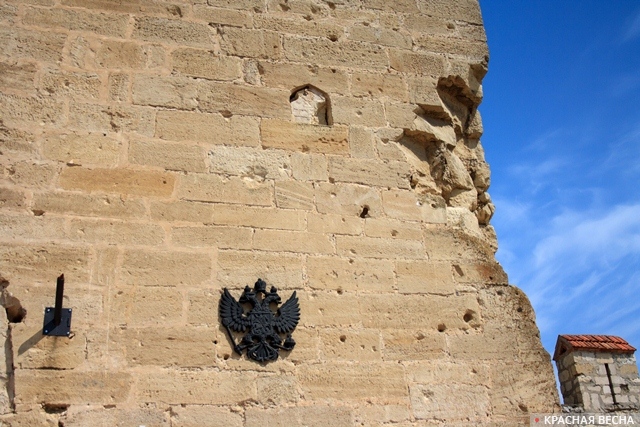 Бендерская крепость, башня Надвратная и следы былых сражений. Приднестровье