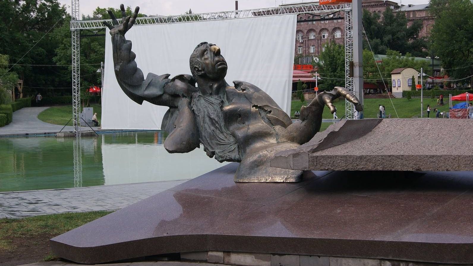 Памятник Арно Бабаджаняну в Ереване