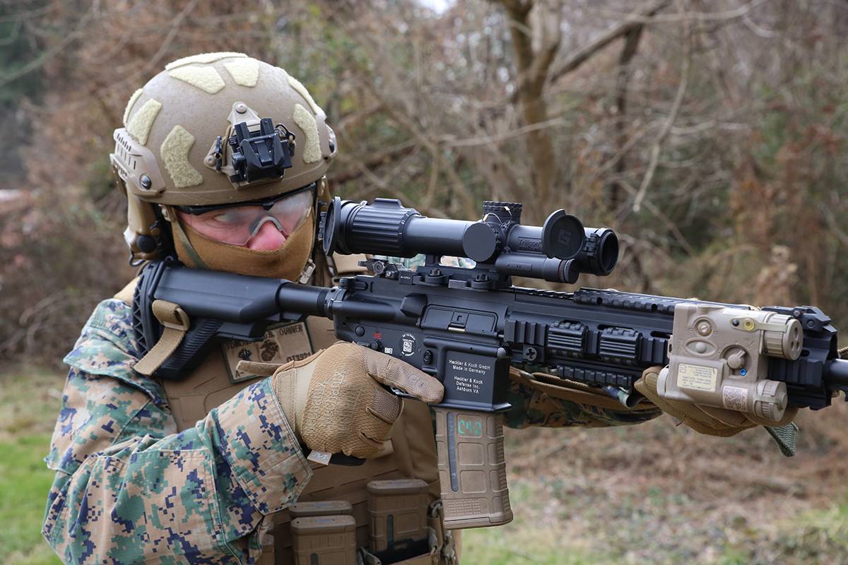 Морпех США демонстрирует новую оптику, смонтированную на винтовке M27 на базе морской пехоты в Куантико