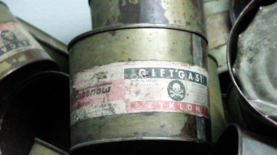 Жестяные контейнеры, содержавшие газ циклон Б. Освенцим