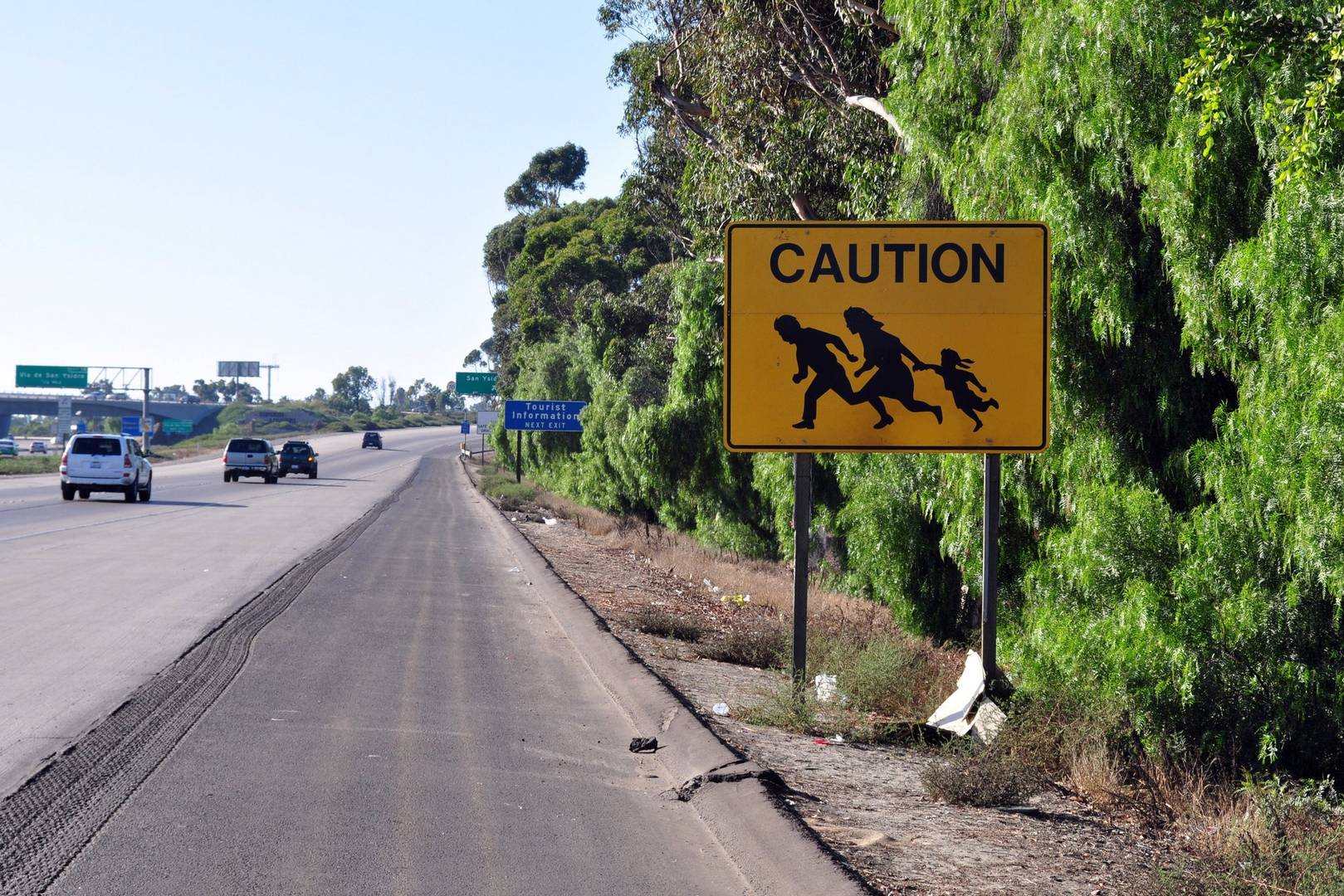 Знак, предупреждающий о мигрантах из Мексики