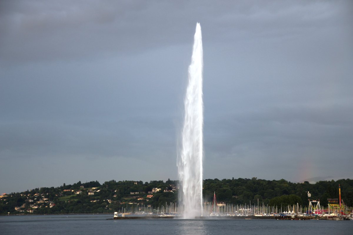 Фонтан на Женевском озере в Женеве [cc]