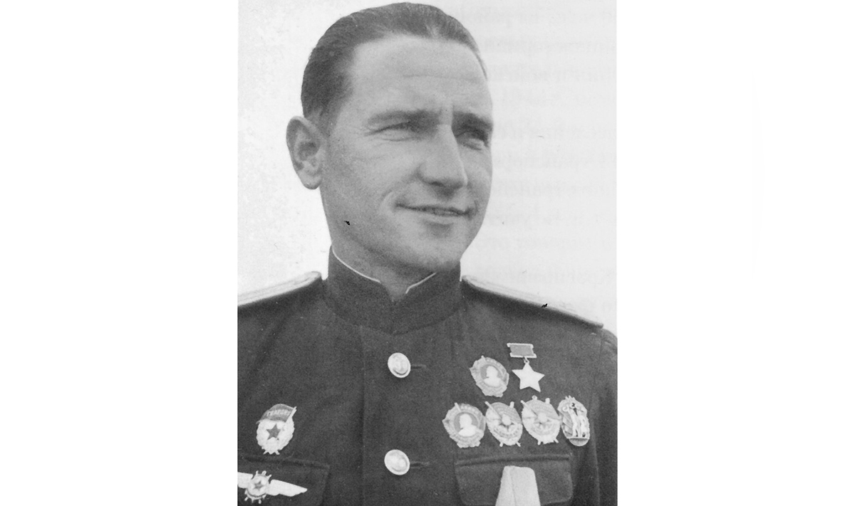 Дважды Герой Советского Союза Николай Васильевич Челноков (фото 1945 года)