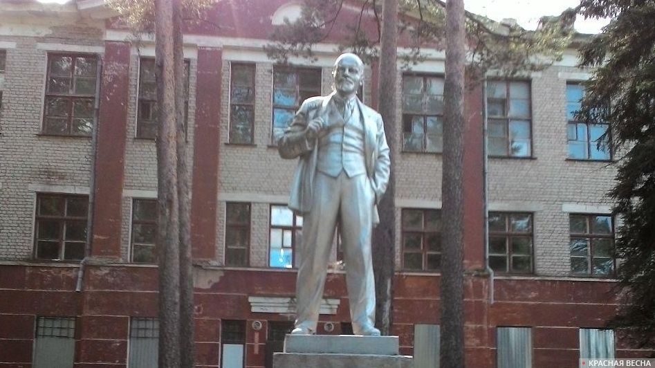 Памятник В. Ленину