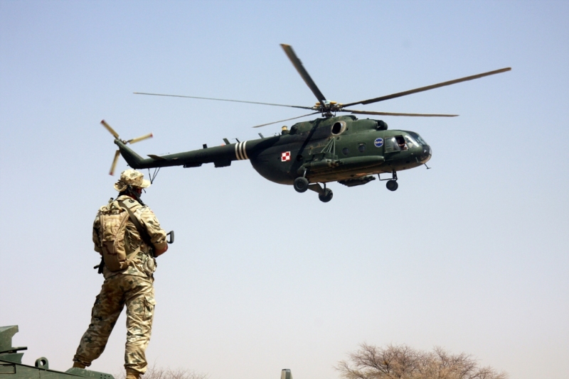 Польский военный и Ми-8 ВВС Польши