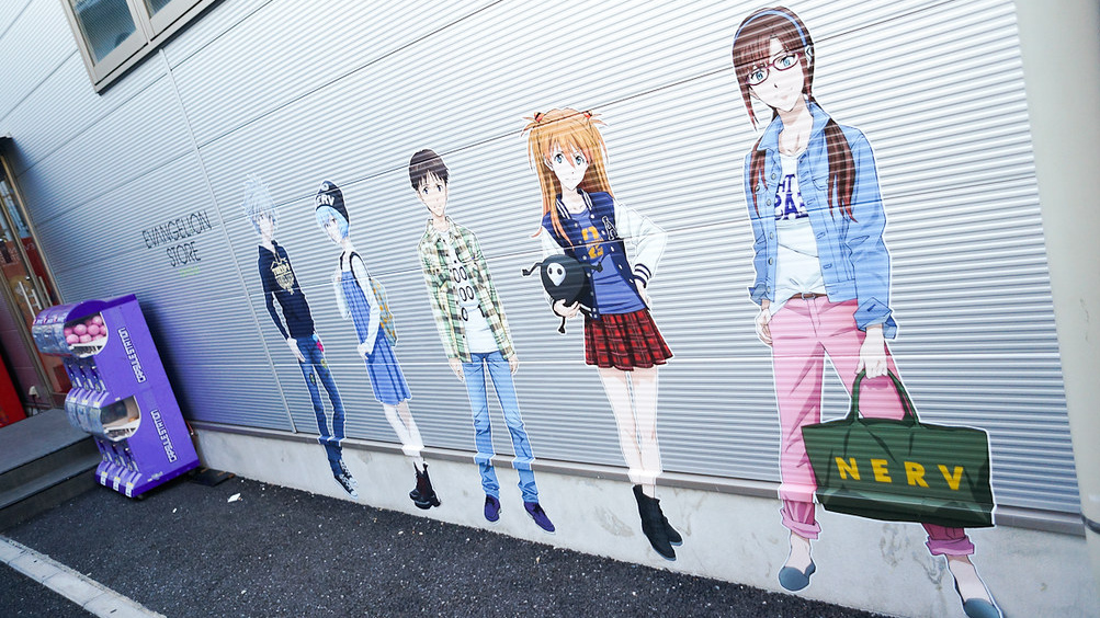 Персонажи Evangelion на улицах Токио