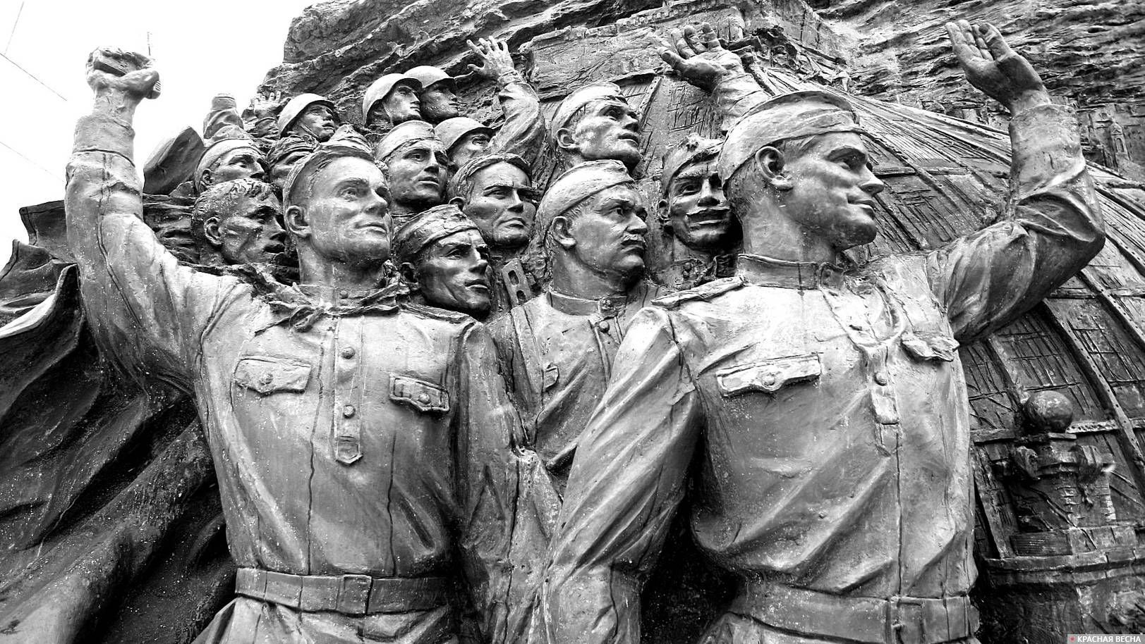 Фрагмент памятника В борьбе против фашизма мы были вместе. Москва, Парк Победы