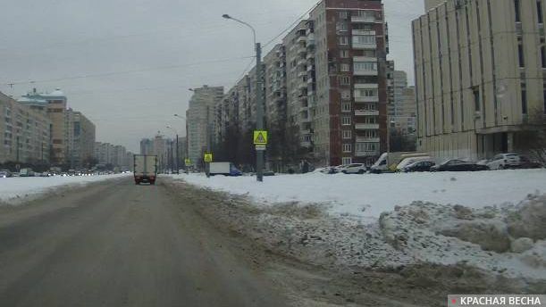 Санкт-Петербург. На пр. Наставников первый ряд проезжей части полностью занесен снегом