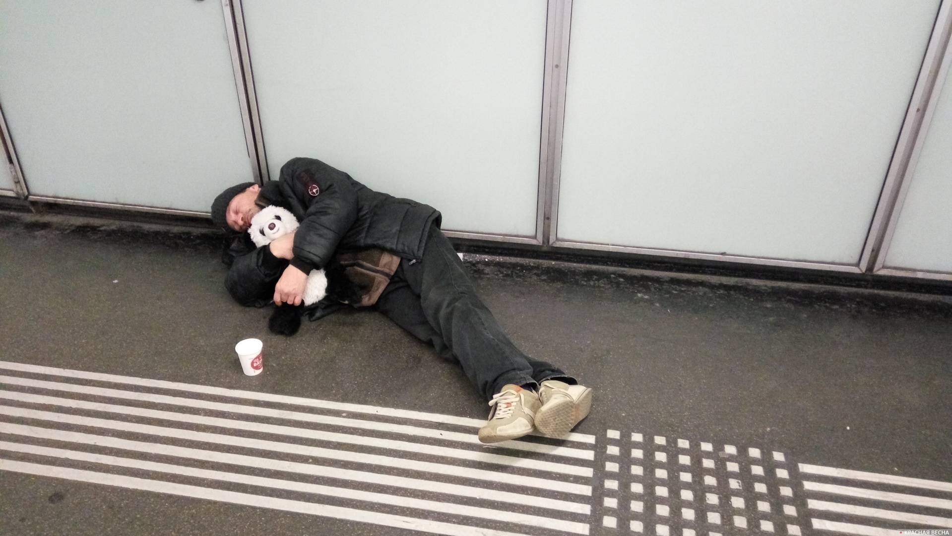 Бомж спит в метро