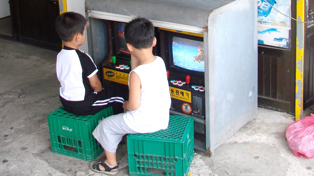 Корейские дети играют в видеоигры
