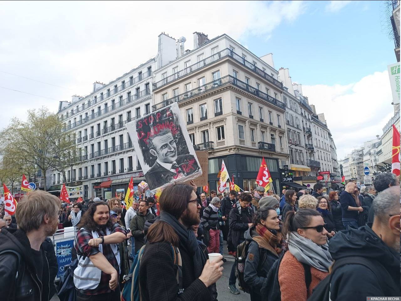 Студенты на демонстрации против повышения пенсионного возраста в Париже
