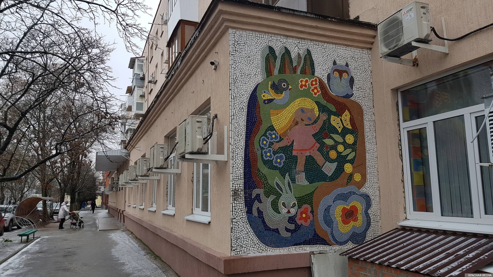 Мозаика с девочкой на стене детской поликлиники на пер. им. Антона Глушко
