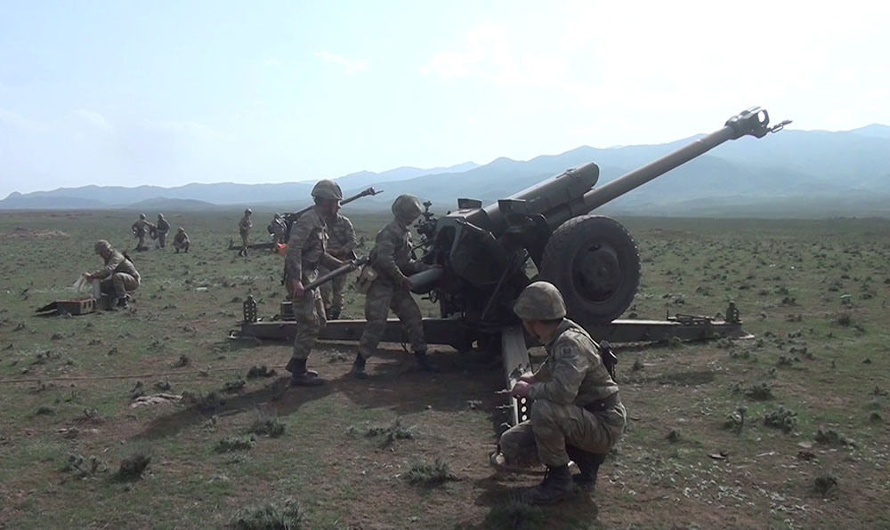 Военно-служащие Азербайджана на артиллерийских учениях