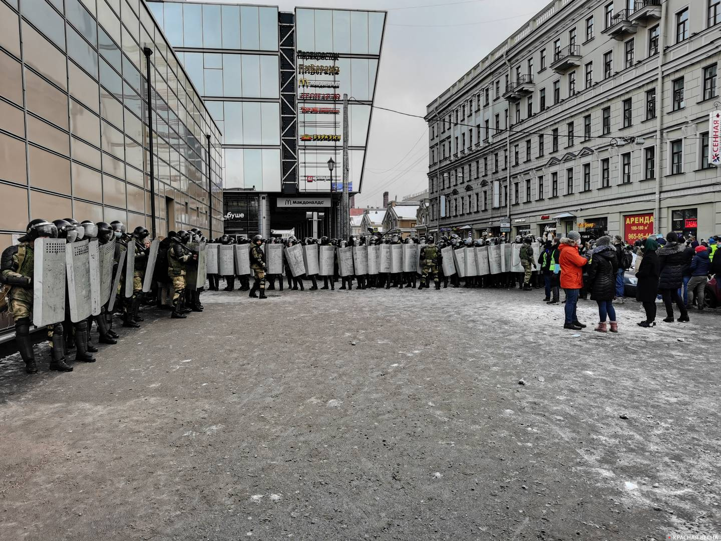 Санкт-Петербург. Правоохранители выдавили протестующих с Сенной площади