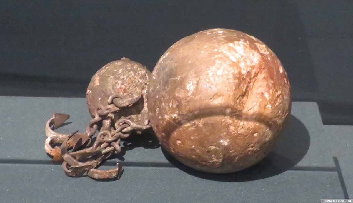 Чугунное и каменное турецкие ядра, привезенные Петром из Прутского похода
