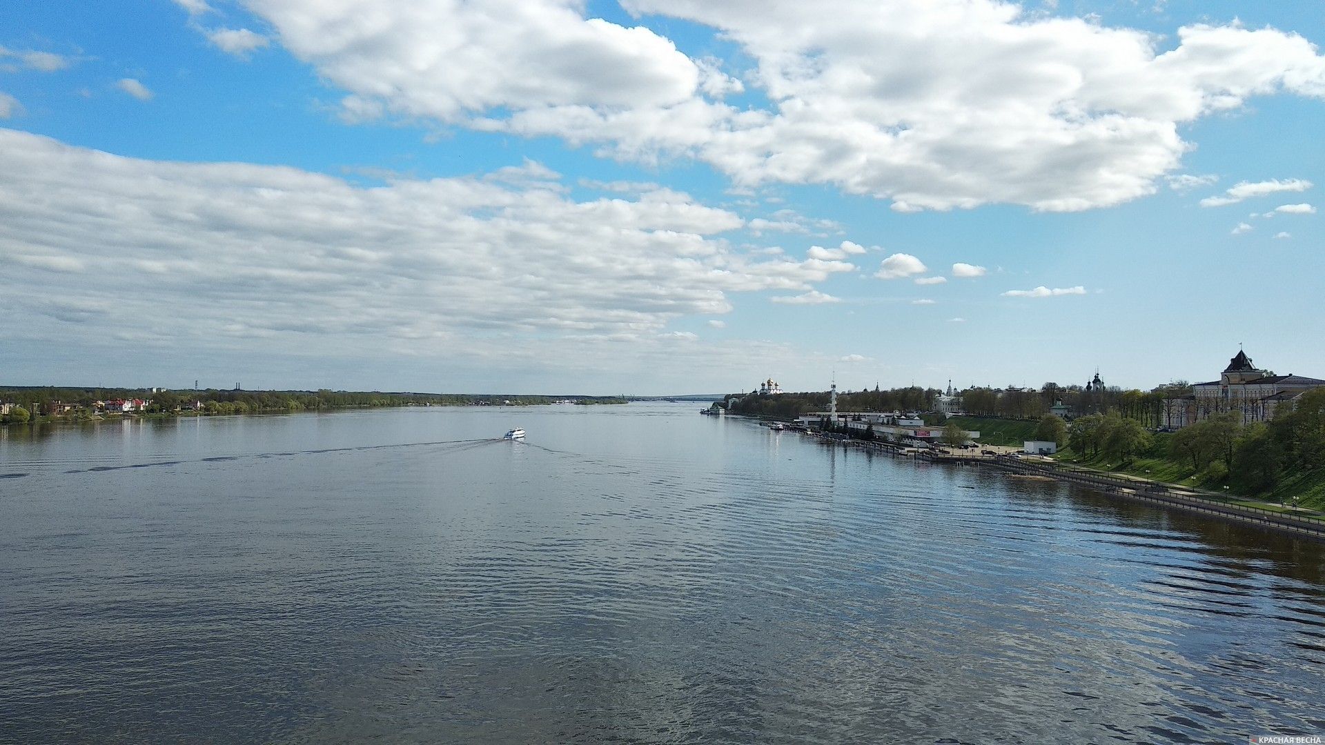 Волга стала заметно шире.