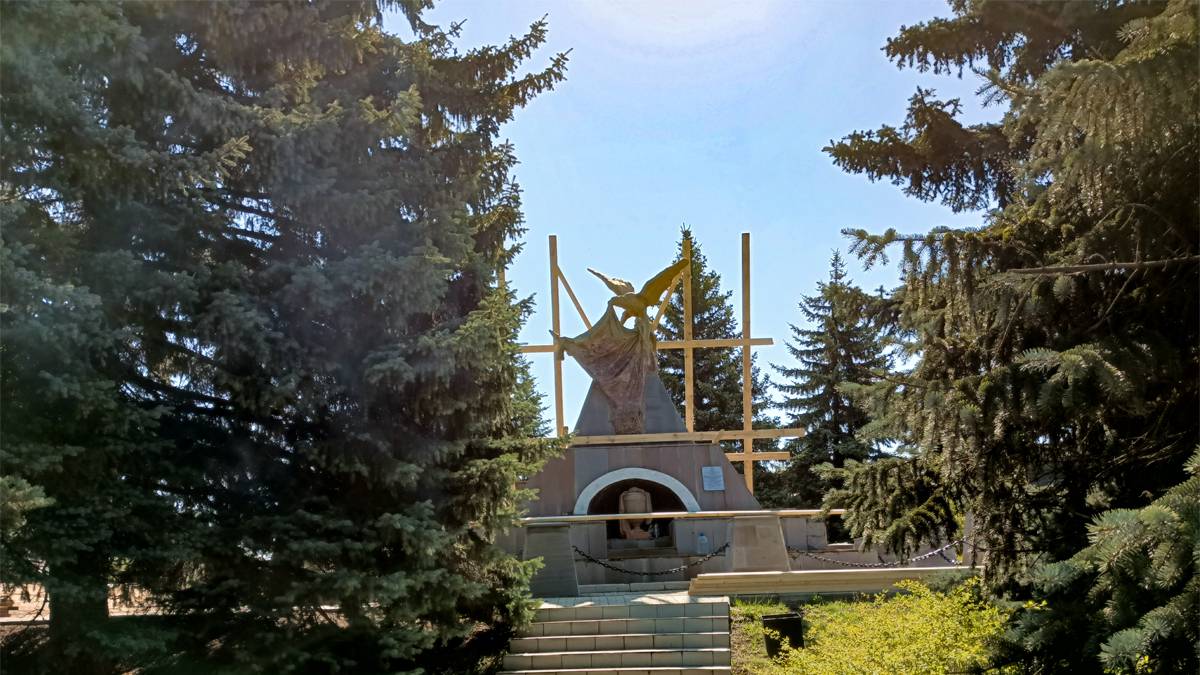 Подготовка к реставрации монумента в Луганске на «Острой могиле»