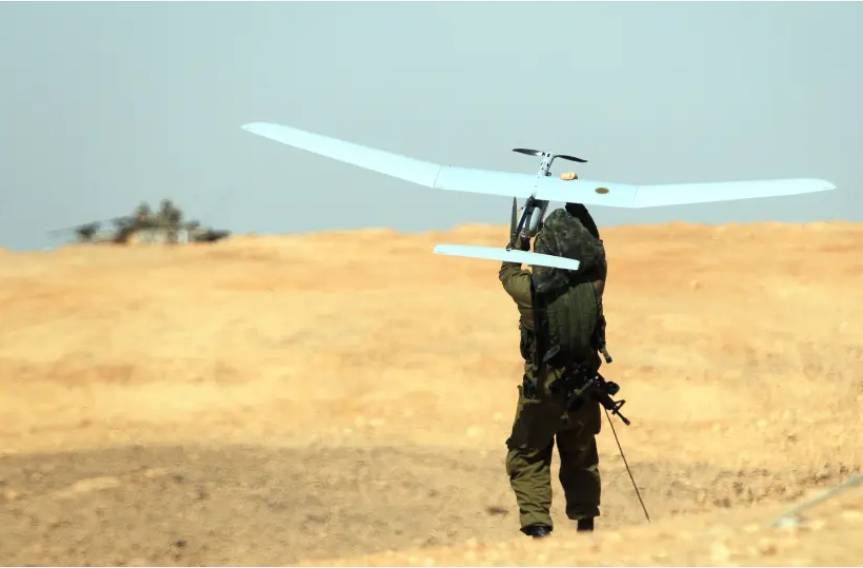 Израильский солдат запускает беспилотник SKYLARK