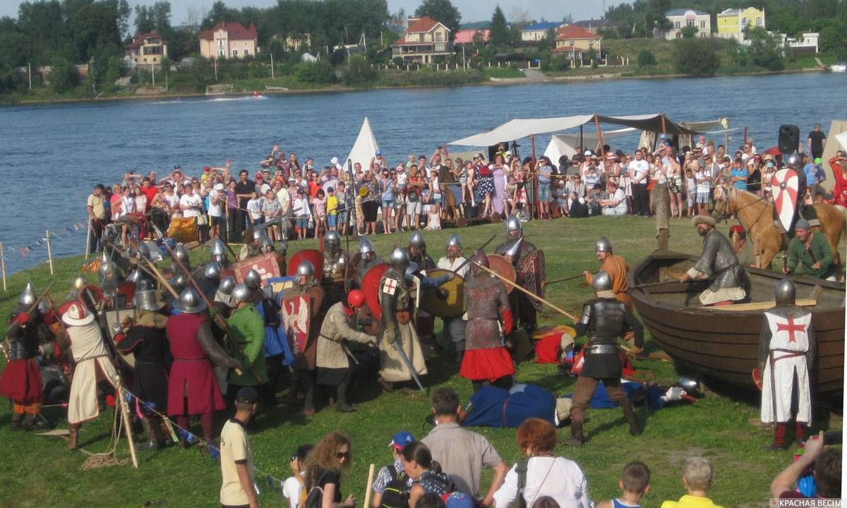 Реконструкция  битвы между шведскими и русскими воинами XIII века. Усть-Ижора. 27.07.2019