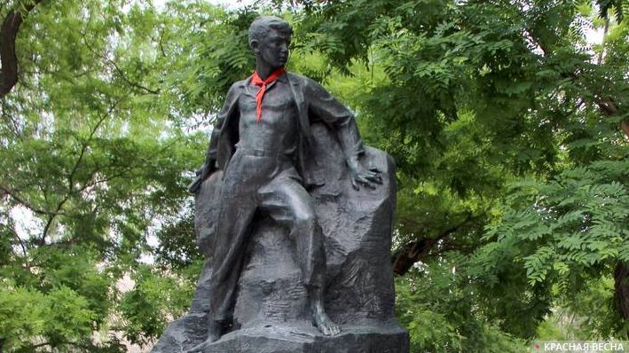 Памятник пионеру-партизану В. Коробкову. Крым, Феодосия.