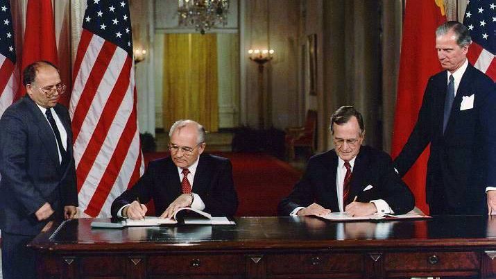 Президент США Д. Буш и президент СССР М.Горбачев подписывают соглашения между США и СССР о прекращении производства химоружия (1990)