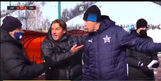 Скриншот видеотрансляции матча «Акрон» — «СКА-Хабаровск» Сергей Юран выражает недовольство действиями судьи