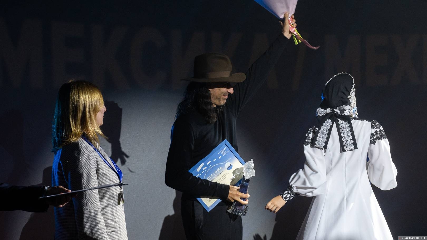 Режиссер фильма «Боги Мексики» Хельмут Досантос получает гран-при кинофестиваля «Меридианы Тихого» 2022-го года во Владивостоке