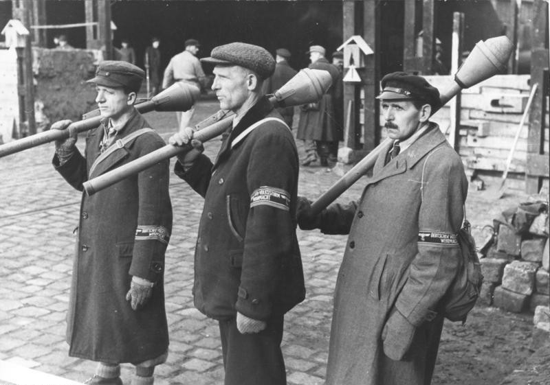 Тотальная мобилизация в нацистской Германии. Фольксштурмисты в Берлине, 10 марта 1945 года