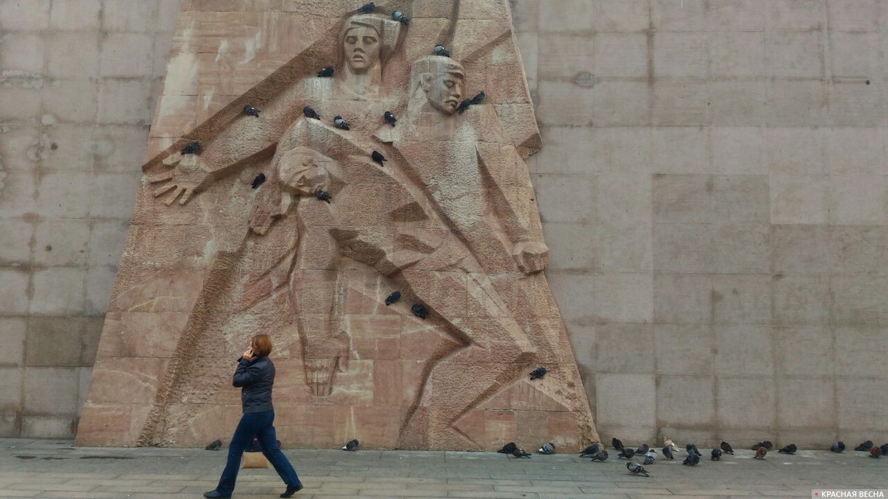 Памятник революционерам у м. «Баррикадной» в Москве
