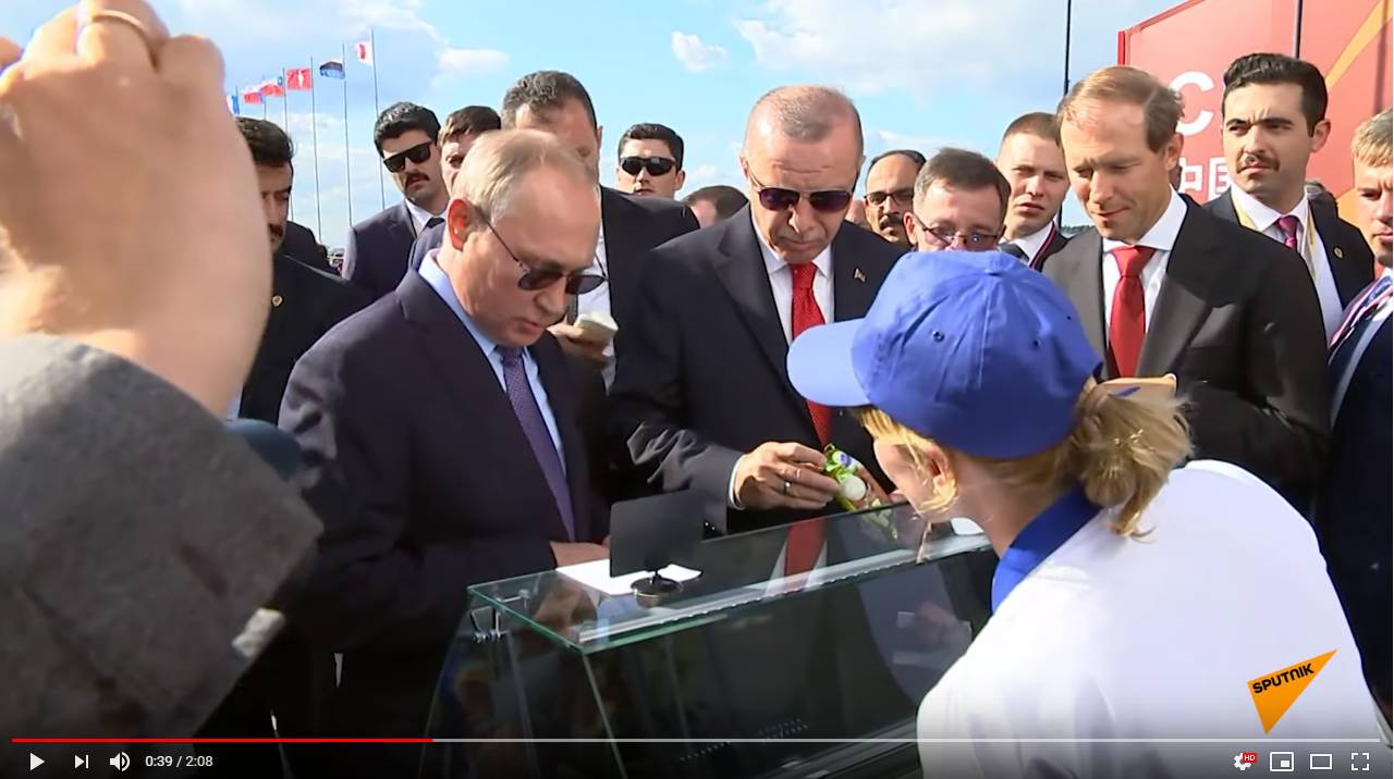 Владимир Путин покупает мороженое