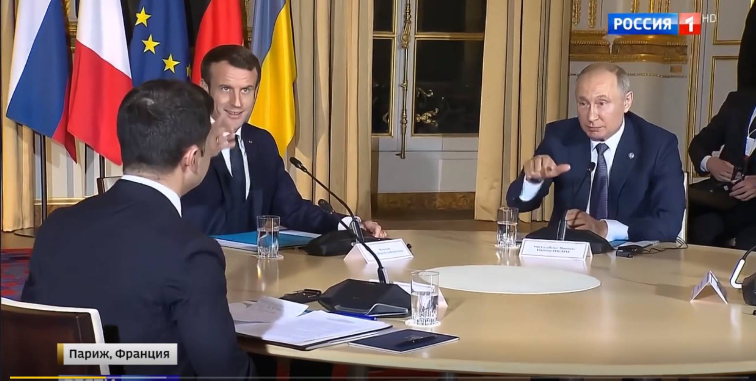 Эммануэль Макрон и Владимир Путин показывают Владимиру Зеленскому, что нужно повернуться к журналистам