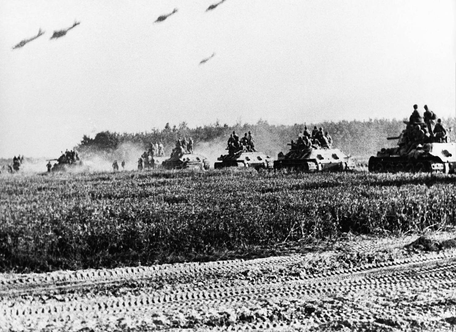 Советские танки Т-34 идут на марше в 30 км от Белгорода, направляясь к станции Прохоровка. Июль 1943 г.